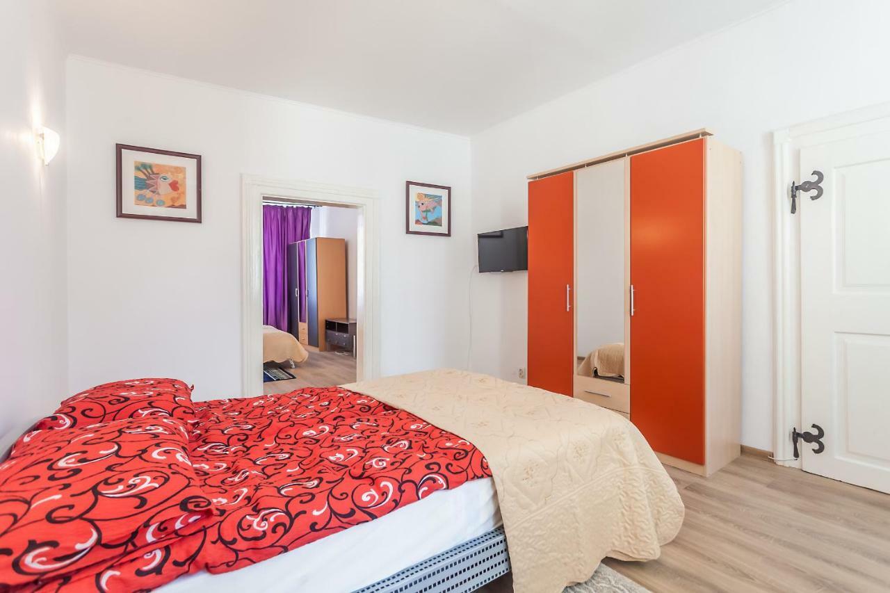 Kostas Apartments Брашов Екстериор снимка