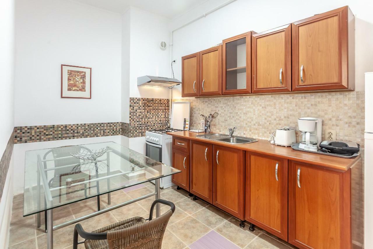 Kostas Apartments Брашов Екстериор снимка