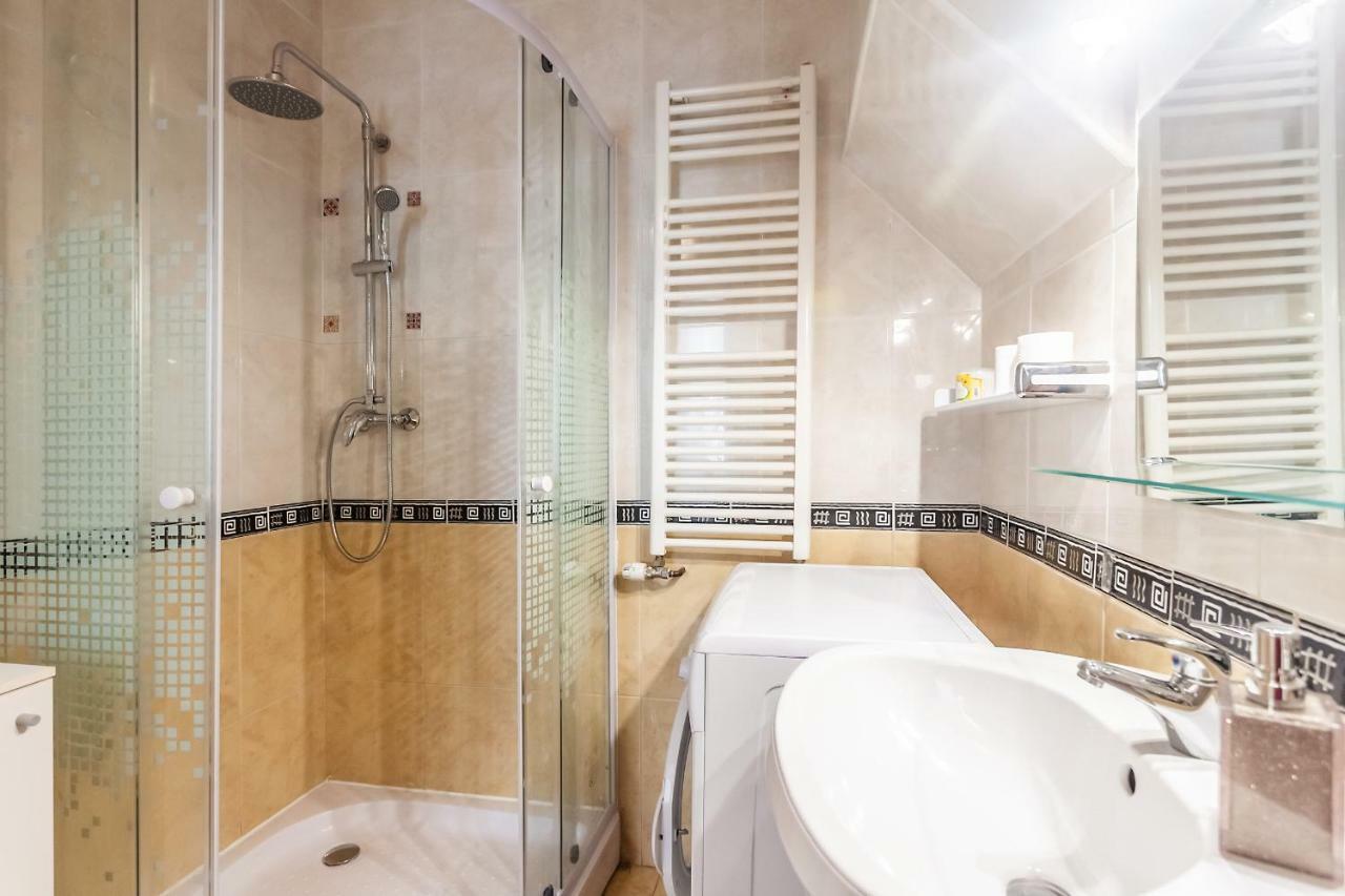 Kostas Apartments Брашов Екстериор снимка