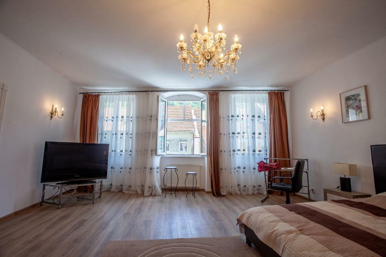Kostas Apartments Брашов Екстериор снимка