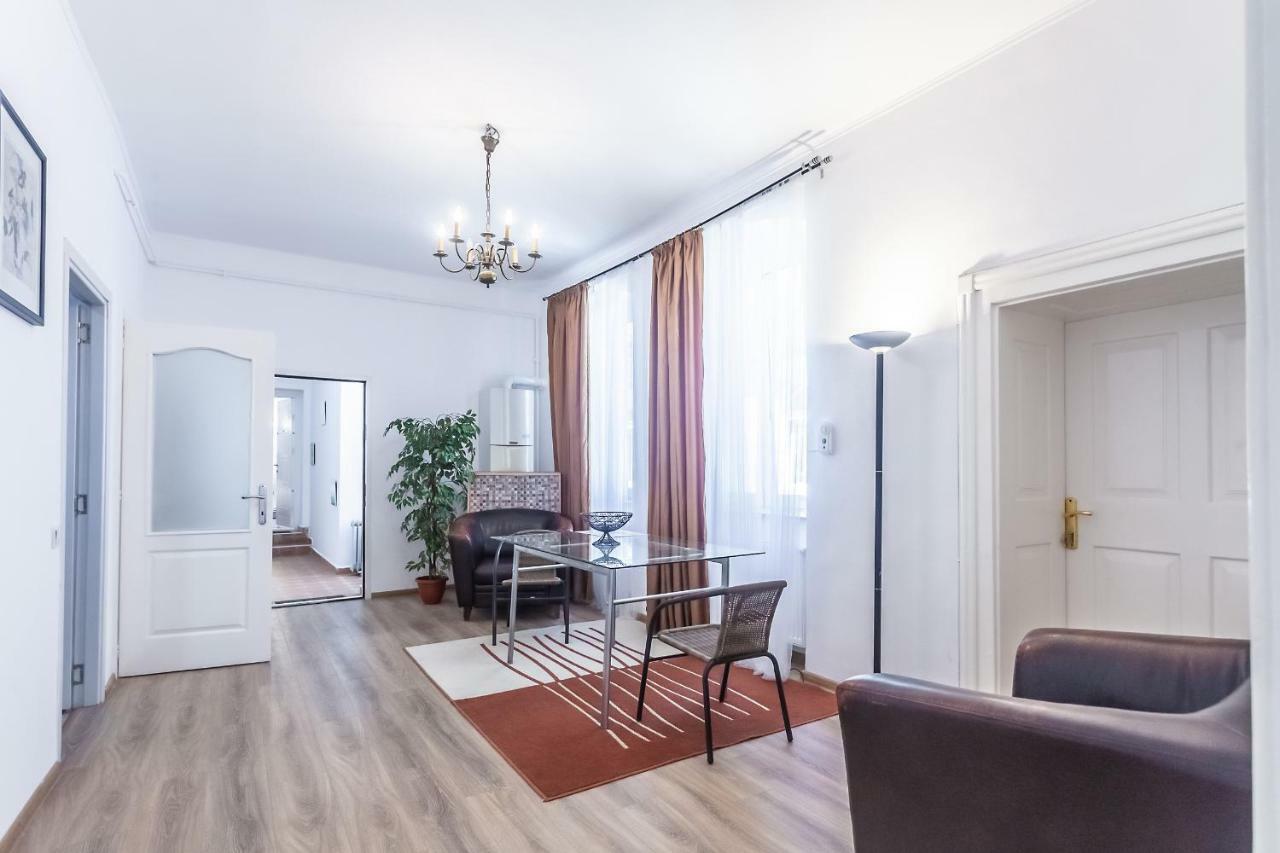Kostas Apartments Брашов Екстериор снимка
