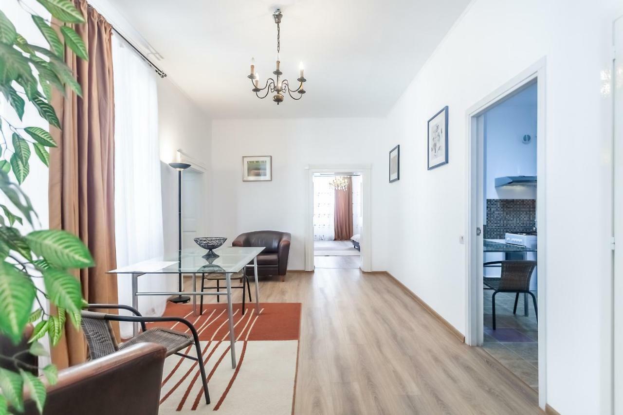 Kostas Apartments Брашов Екстериор снимка