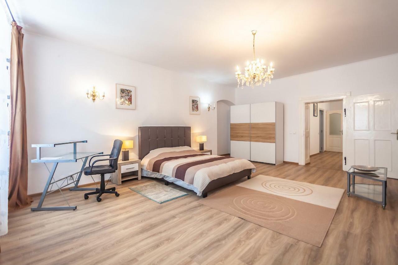 Kostas Apartments Брашов Екстериор снимка