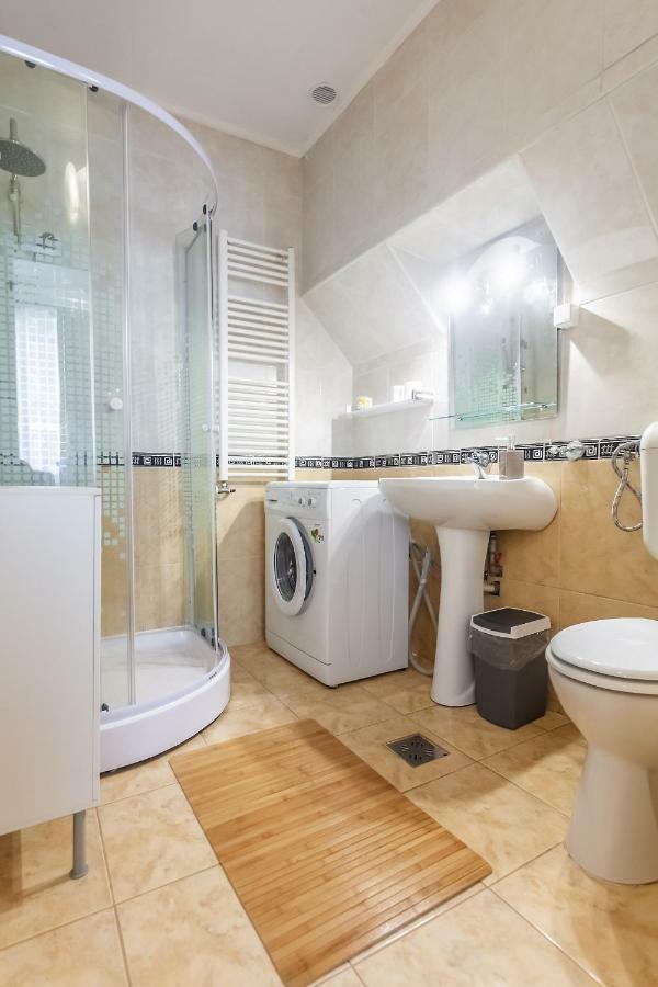 Kostas Apartments Брашов Екстериор снимка