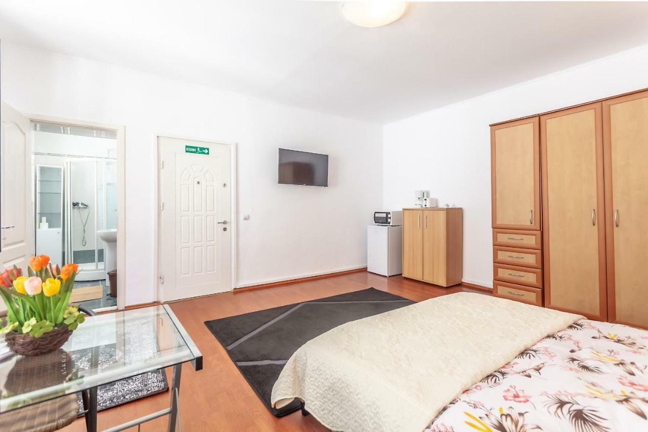 Kostas Apartments Брашов Екстериор снимка