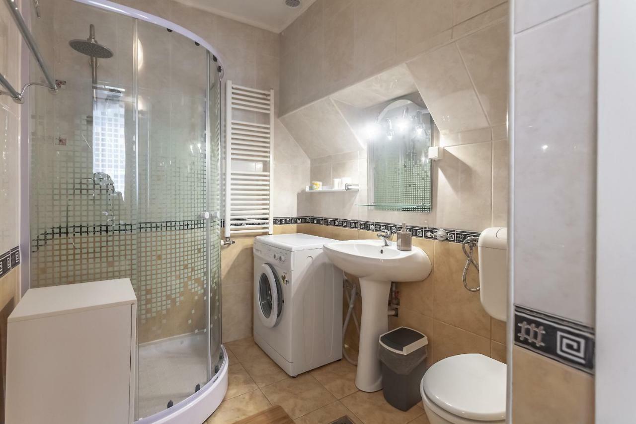 Kostas Apartments Брашов Екстериор снимка