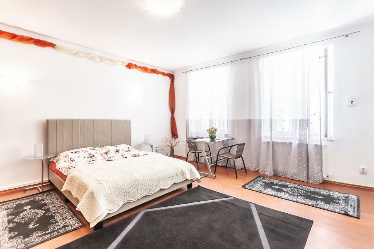 Kostas Apartments Брашов Екстериор снимка