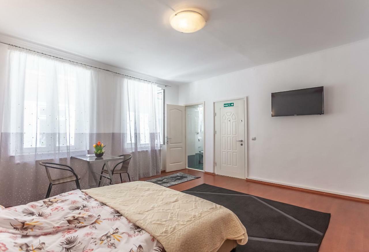 Kostas Apartments Брашов Екстериор снимка