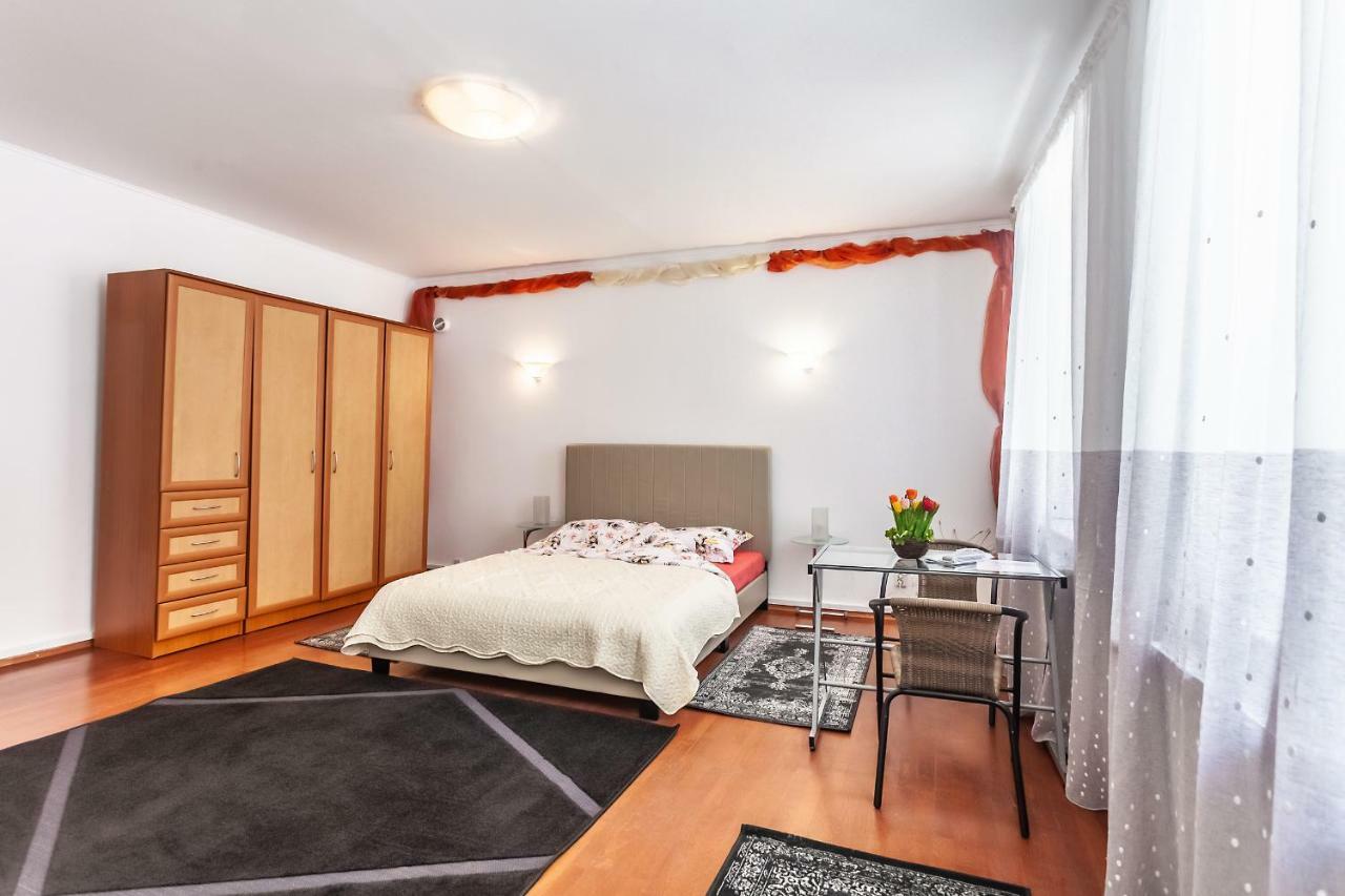 Kostas Apartments Брашов Екстериор снимка